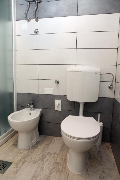 Toilet and bidet